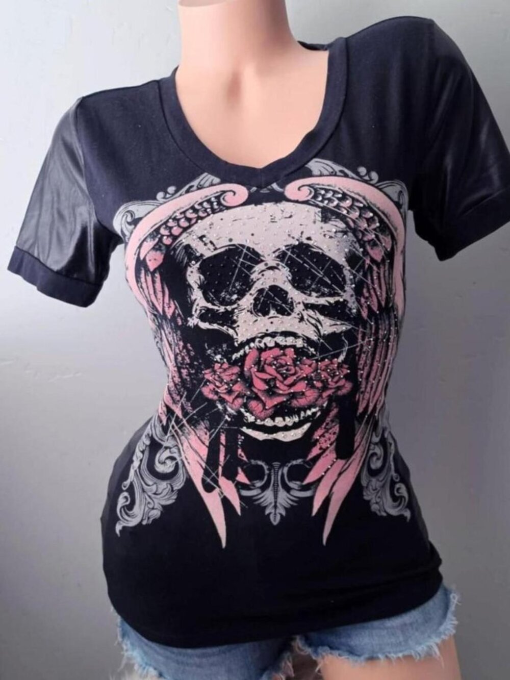 2000s Y2k Los Angeles Bus Stop bedazzled skull & rose graphic shirt